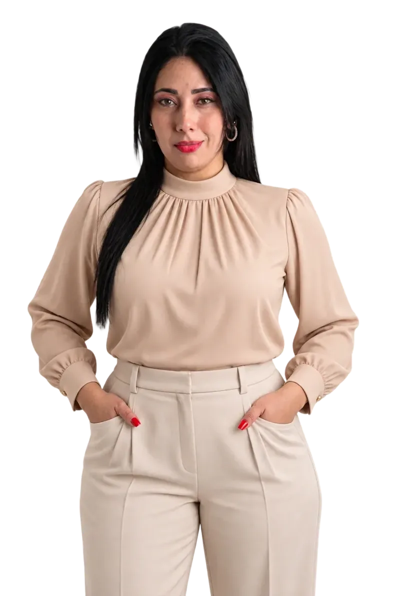 Dra. Larissa Thainá, psicóloga CRP 01/19175, em pé de frente, com roupa bege e mãos nos bolsos